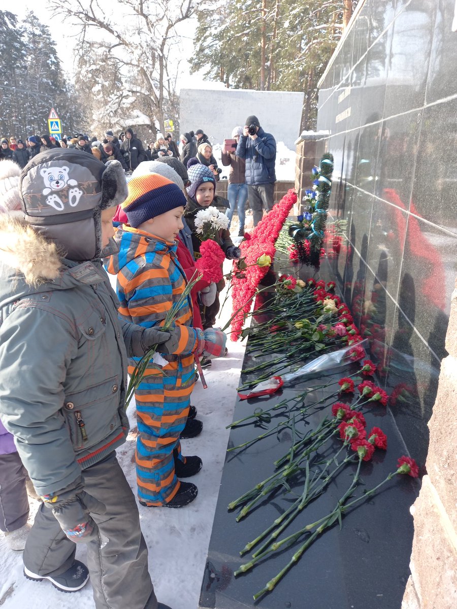 Y6Xuu's tweet photo. Сегодня, 15 февраля, в России отмечается День памяти о россиянах, исполнявших служебный долг за пределами Отечества. По старой и доброй традиции участники собрания почтили память о погибших минутой молчания и возложили цветы к мемориалу. #ДС13Радуга 🌈 https://t.co/et8vOSwt5J