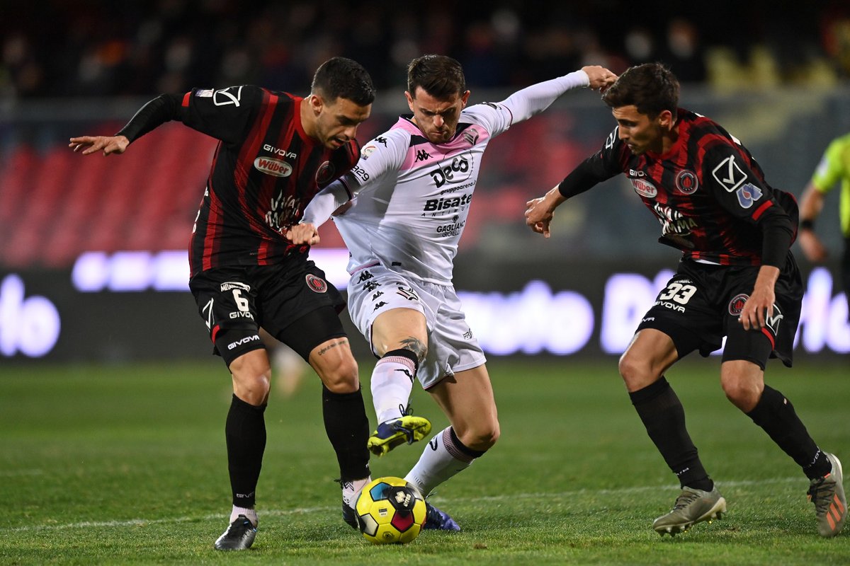 Palermofficial's tweet photo. ⏯ HALF TIME

Si va negli spogliatoi con il punteggio di 2-1 per i padroni di casa

📲 #siamoaquile 🦅     #FogPal @LegaProOfficial https://t.co/IAldZuPiUG