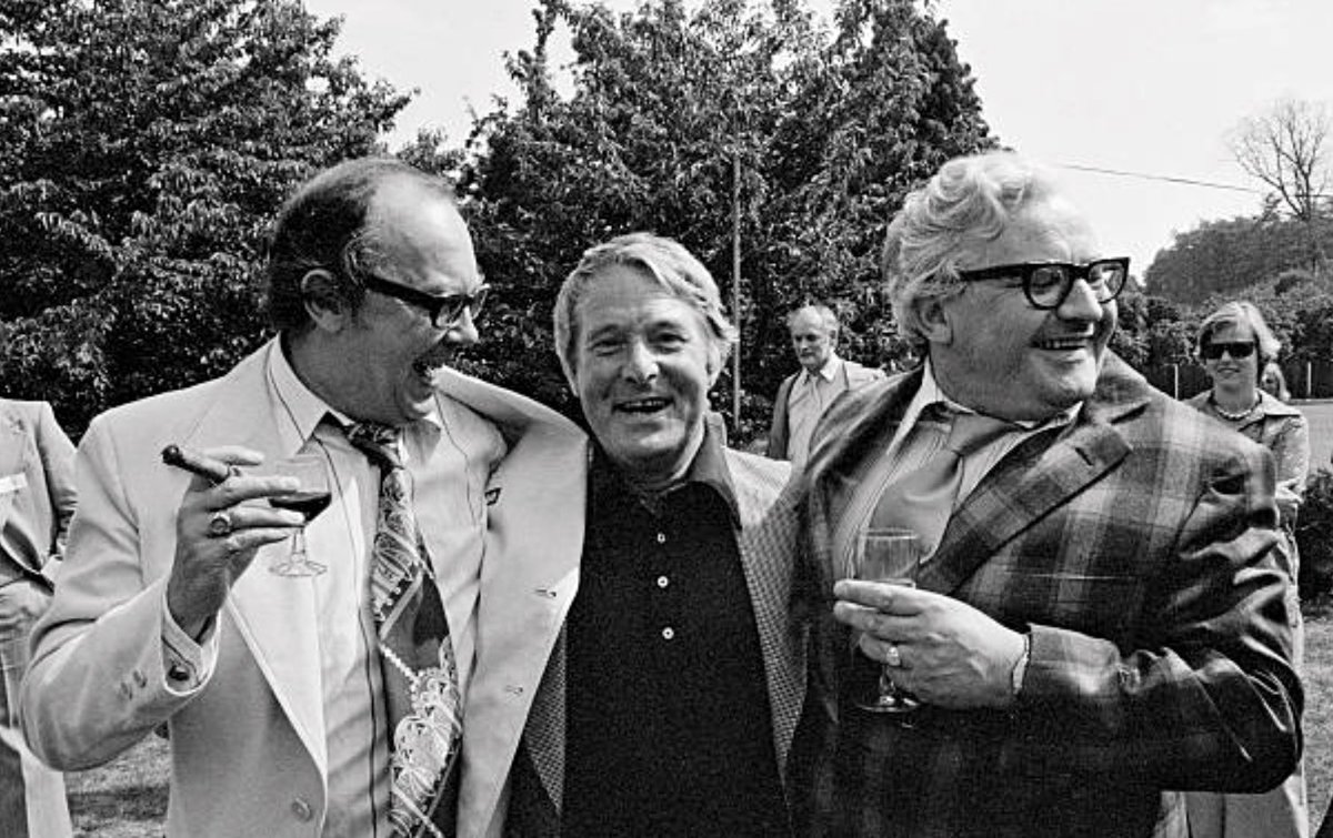 eric_ernie_col's tweet photo. 👓🌞♥️🍻👓🌞♥️🍻👓🌞♥️🍻👓
Evening Folks…some images to brighten the most miserable of days..
The Shire Horse Inn
Maidenhead Thicket
1976
#TheNationsFavourites🇬🇧
#LegendsOfComedy
#NationalTreasures
#EricMorecambeOBE
#ErnieWiseOBE
#RonnieBarkerOBE
👓🌞♥️🍻👓🌞♥️🍻👓🌞♥️🍻👓 https://t.co/fpXyCu6ri1
