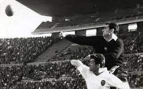 BarcaBandidos's tweet photo. [Barca Legends]

Antoni Ramallets, Kiper asal Spanyol

Salah satu kiper terbaik Barca sepanjang sejarah
mengabdi di Barca kurang lebih sekitar 16 musim (1946 - 1962)

bermain kurang lebih sekitar 288 pertandingan sepanjang karir.

#FCBLegends #Bandidos https://t.co/KpJDFyXw8n