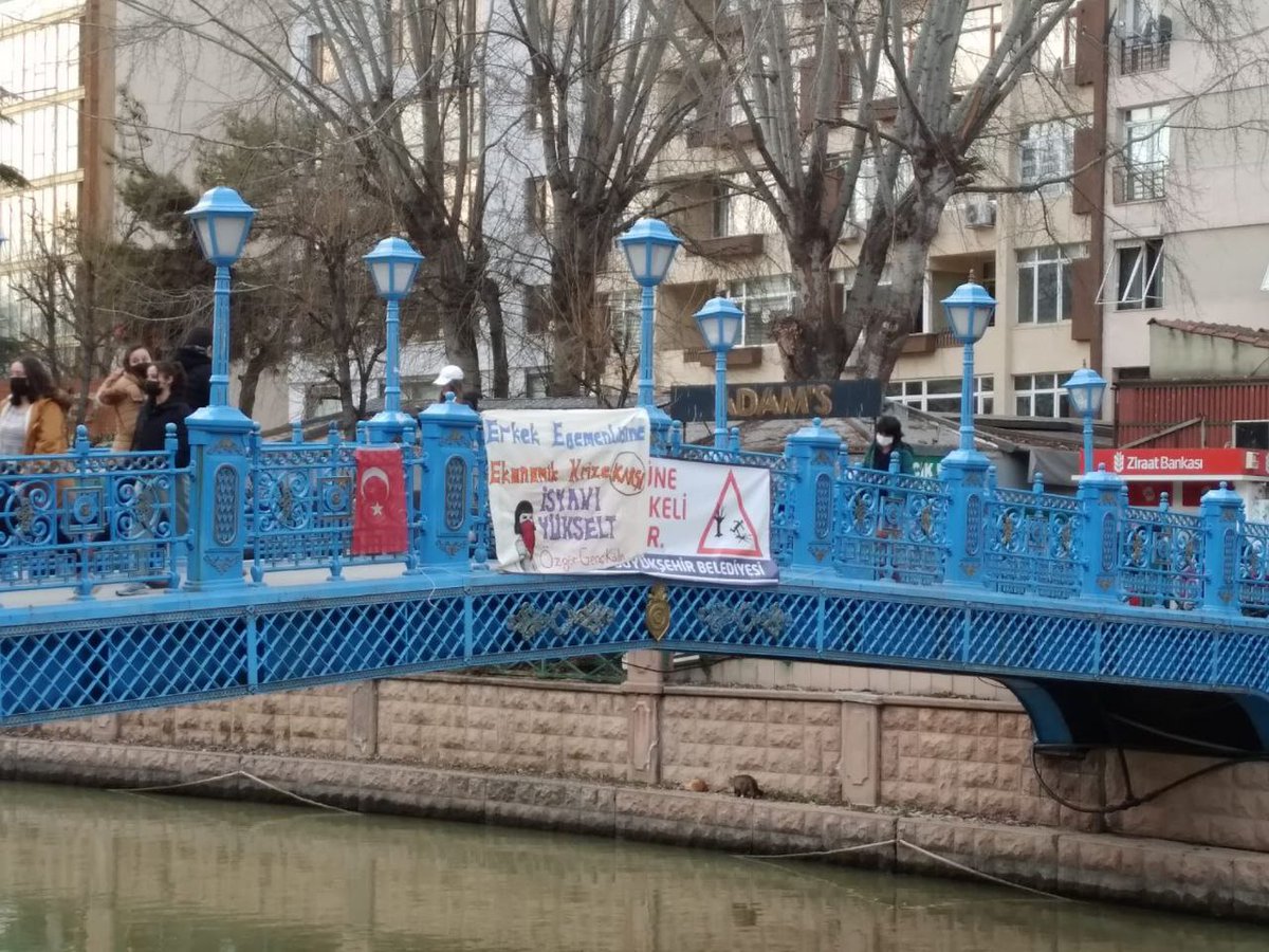 OzgurGencKadin's tweet photo. Eskişehir|

Kadınları yoksullaştıran ve şiddet dolu evlere mecbur etmeye çalışan erkek devlete karşı öfkemizi örgütlüyoruz, tüm kadınları #8MarttaSokağa çağırıyoruz!

Erkek egemenliğe, ekonomik krize karşı isyanı yükseltiyoruz! https://t.co/qIpz5cDXeP