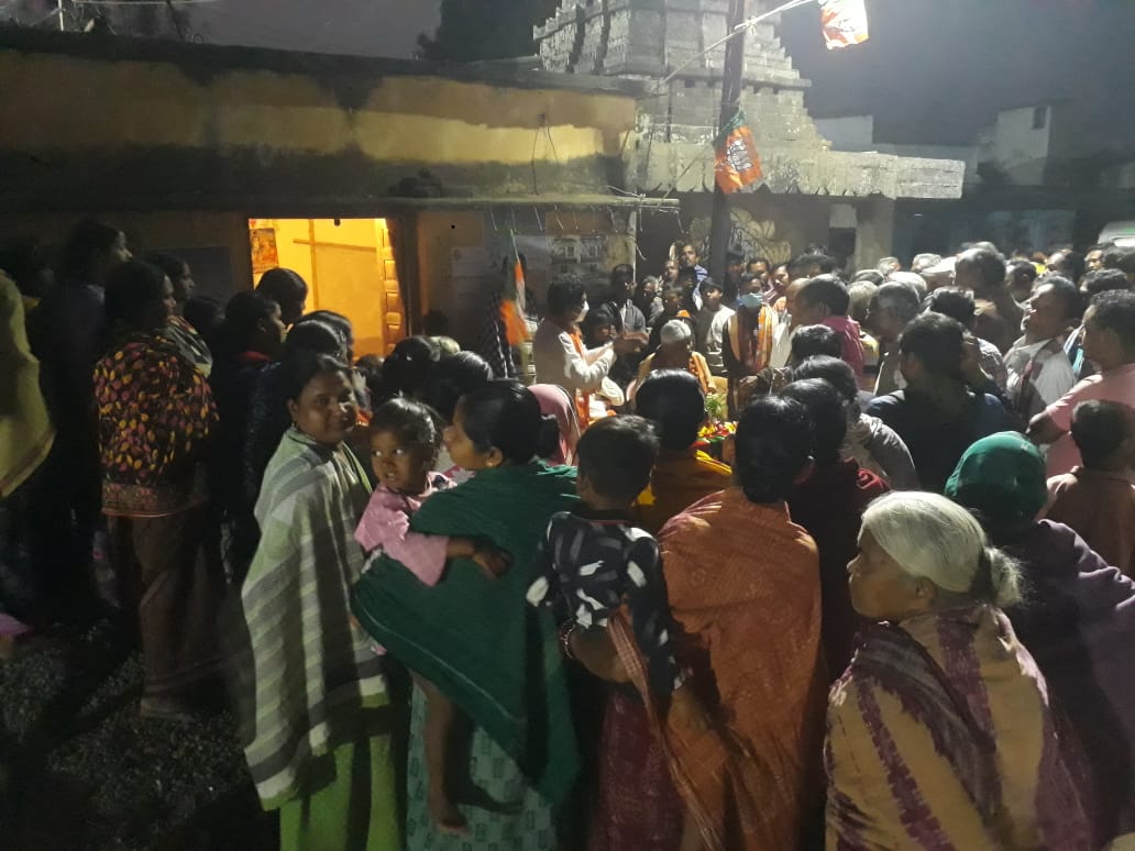 MahalingMukesh's tweet photo. ଆଗଲପୁର ବ୍ଲକ ଜିଲ୍ଲା ପରିଷଦ 2 ନମ୍ବର ଜୋନରେ ବିଜେପି ପ୍ରାର୍ଥୀ ବୈଶାଖୁ ପଟେଲ ଙ୍କୁ ପଦ୍ମଫୁଲ ଚିହ୍ନରେ ବିପୁଳ ପରିମାଣରେ ଭୋଟ ଦେଇ ବିଜୟୀ କରିବାପାଇଁ ପୂର୍ବତନ ମନ୍ତ୍ରୀ ତଥା ବରିଷ୍ଠ ନେତା ମହାରାଜା କନକ ବର୍ଦ୍ଧନ ସିଂଦେଓଜୀ ଙ୍କ ସହ ମୁରଶୁଣ୍ଡି ଗ୍ରାମର ଘର କୁ ଘର ବୁଲି ଭୋଟ ପ୍ରଚାର କଲୁ।

#Vote4BJP https://t.co/reuSgxJkD6