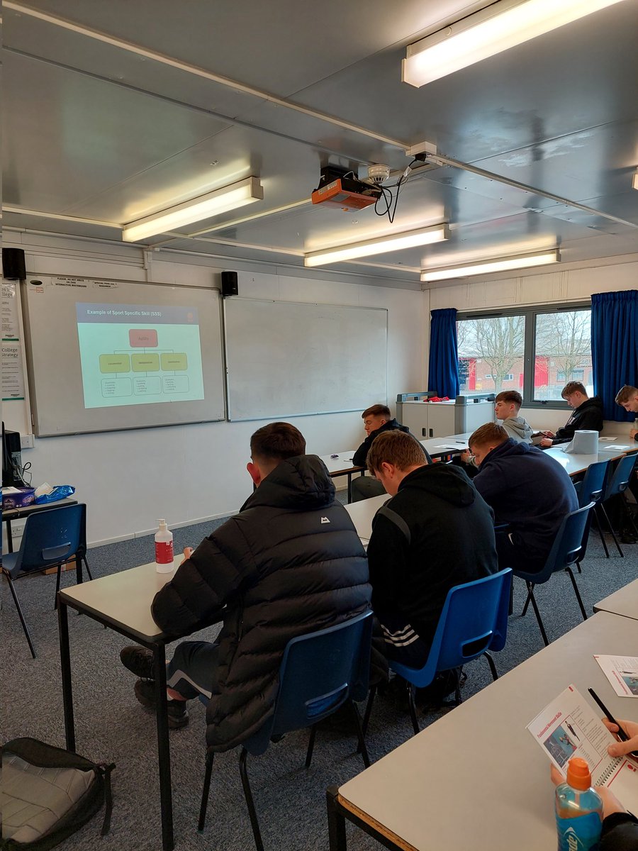 The second of the <a href="/_UKCoaching/">UK Coaching</a> Coaching the Fundamentals of Movement workshops today <a href="/PriestleySport/">Sport Priestley</a>. Many thanks  to @ActiveCheshire who are supporting this as a mental health project for the 16-19  age group.