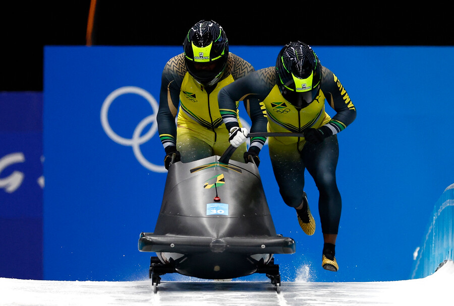 Hay algo más exótico que los ralladores de queso de Ander Mirambell (@anderskeleton) entre los deportes de hielo #Beijing2022 #JuegosRTVE 

Y es la pareja jamaicana de Bobsleigh

rtve.es/deportes/20220…