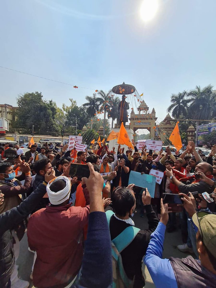 RahulkaushalRk's tweet photo. चेन्नई में लावण्या को न्याय दिलाने केलिए आवाज उठाने पर तमिलनाडु सरकार द्वारा  ABVPकी राष्ट्रीय महामंत्री सुश्री निधि त्रिपाठी सहितकार्यकर्ताओं की बर्बरतापूर्वक गिरफ्तारी व पुलिसिया दमनके खिलाफ प्रांत केंद्र काशी महानगर के कार्यकर्ताओं द्वारा प्रदर्शन किया गया।#JusticeForLavanya https://t.co/CH6YNizwVO