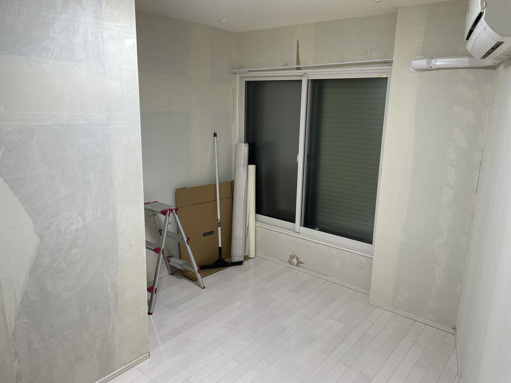 ヨッシー 自主管理 Diy大家 壁紙剥がすのに苦戦して半日以上かかった 過去にクロスメイクやペンキ の塗料を塗ってたので壁紙が固くなっていて剥がしづらかった 一部カビが酷過ぎて巾木まで外れてしまった 6年前に施工不良で雨水が床下から入り込んで