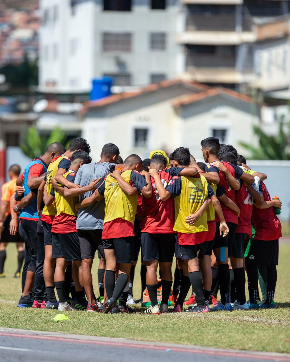 JuvenilesCFC's tweet photo. ¡Lo dimos todo en cada compromiso! 🇾🇪
Nuestra categoría sub-15 A cayó en tanda de penales por 3-4 ante @ucvfccantera. Seguiremos trabajando por mucho más 💪🏻
#SomosCaracas #TorneoDistritoCapital https://t.co/CzYNlrfTBt