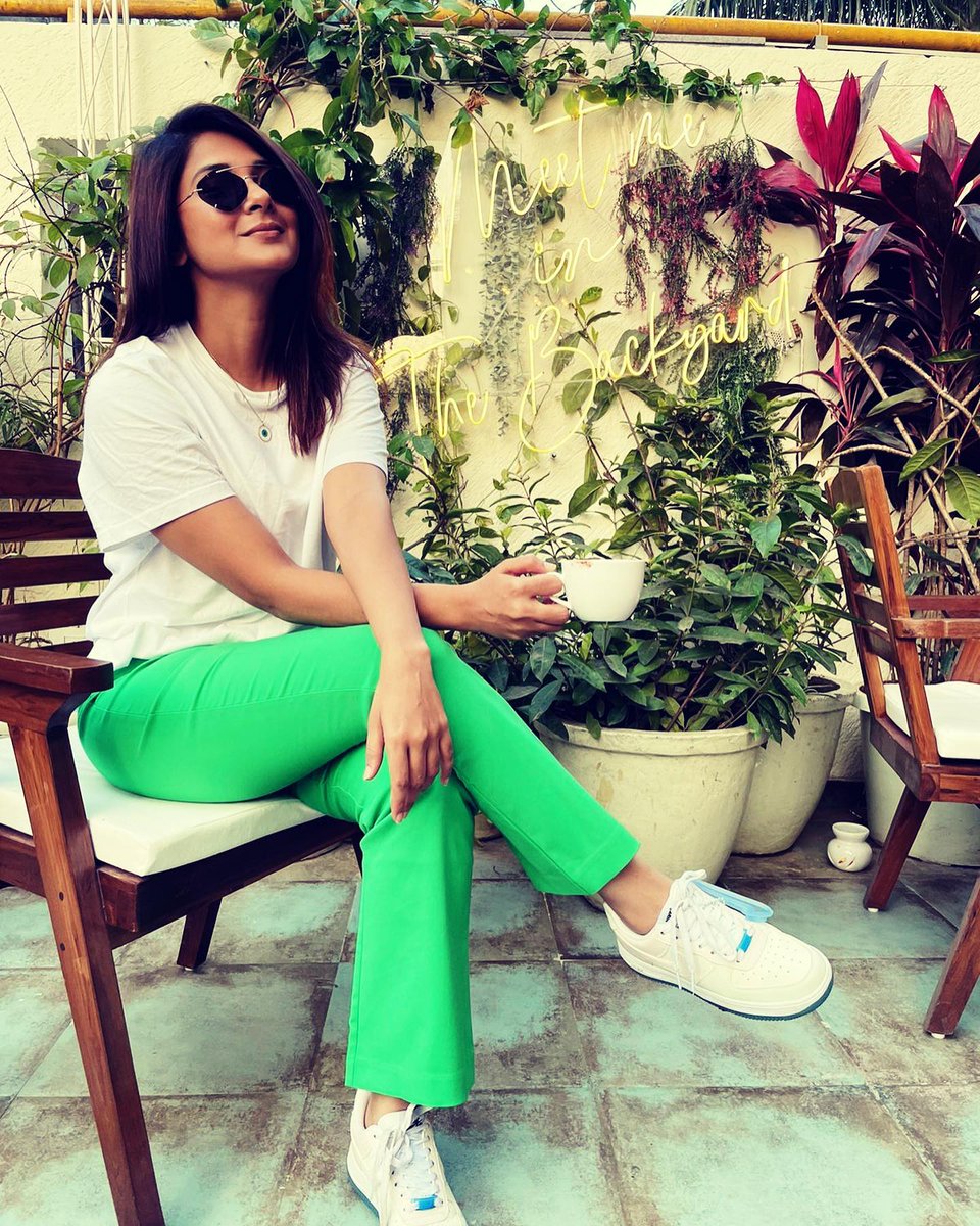 hourlywinget's tweet photo. just jennifer winget having good time https://t.co/bm0sVSon8o