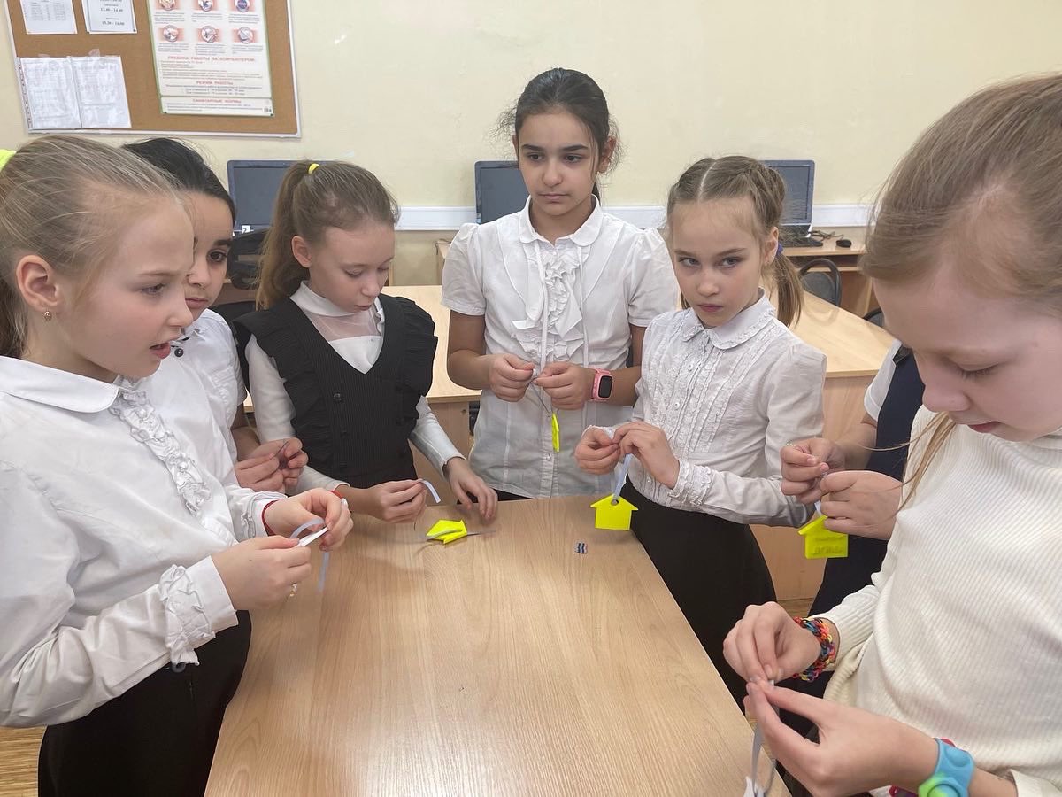 В МБОУ Школа № 121 г.о. Самара  прошёл первый этап городской акции, организованной Городским центром по профилактике ДДТТ г.о.Самара 🚨

В рамках первого этапа Акции члены отряда ЮИД «Аврора» поучаствовали в мастер-классе по 3D моделированию и печати брелков 🛣
#школа121