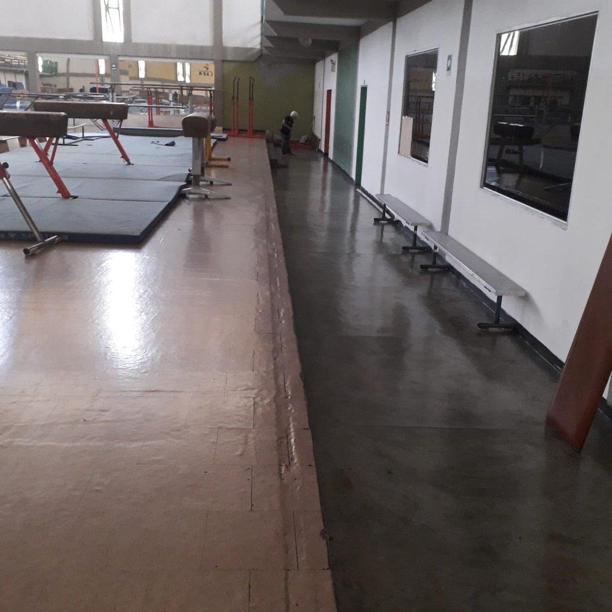 FUNDELA_LARA's tweet photo. #15Feb||🤸🏽‍♂️Continuamos con las labores de Limpieza y mantenimiento en el Gimnasio de Gimnasia "Simón Bolívar", seguimos cumpliendo nuestras tareas y objetivos, que nuestras instalaciones se encuentren en óptimos estados para los atletas.
@AdolfoP_Oficial 
.#PatriaSoberanaDePaz https://t.co/8itE5acTkT
