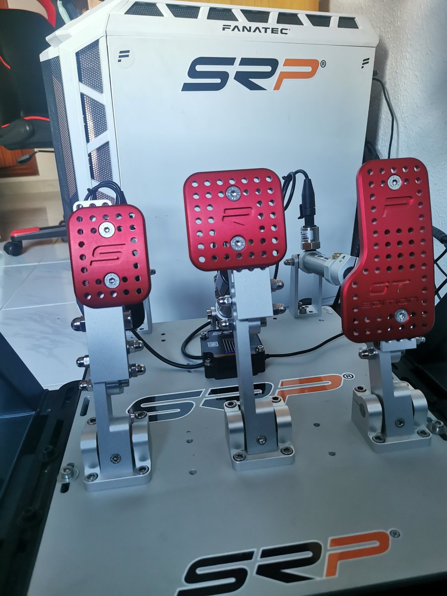 Chusito87's tweet photo. Mejora  de cockpit cara a esta temporada de la mano de @SRPsimracingpro con su gama de pedales SRP-GT 3P "Sin duda los mejores pedales que he probado con diferencia y la mejor atención personal por parte de David"e incorporamos triple monitor en compañía de @ImartiSimracing. RUCA https://t.co/XIFgLwz0Cn
