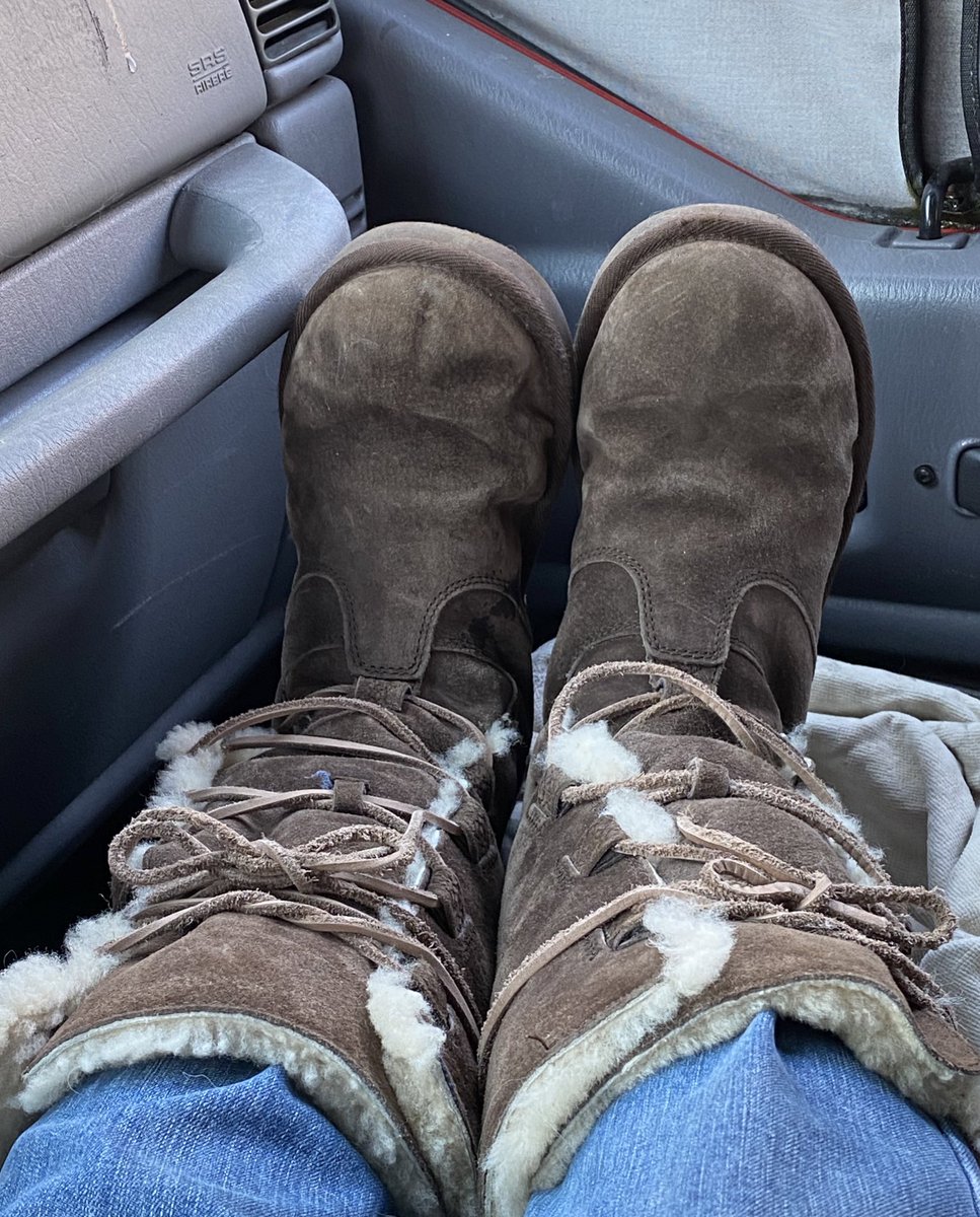 Bmore9830S's tweet photo. As one of us waits with less than optimal heat 😫 I love you Uggs but you make my feet look like hobbit feet 🥶😂 #loveuStoney #wickedcold https://t.co/NbJdj21AqM