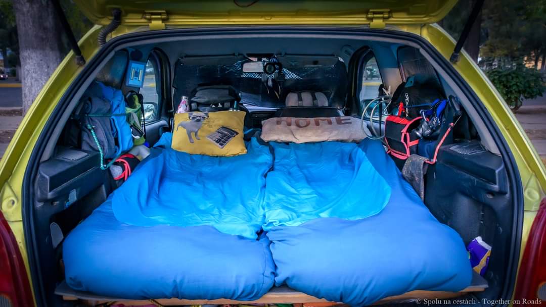 Menggunakan mobil Opel Corsa B tahun 1997 pasangan ini melakukan perjalanan ke 41 negara dalam waktu kurang lebih 2 tahun mbah, cekidot photonya 👇👇👇