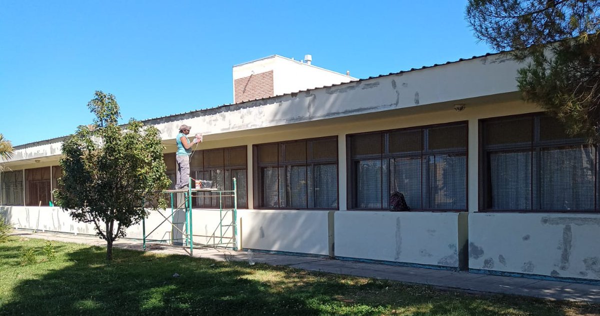 Estamos realizando tareas de pintura en la Escuela N°151 de Trelew 🏫👷