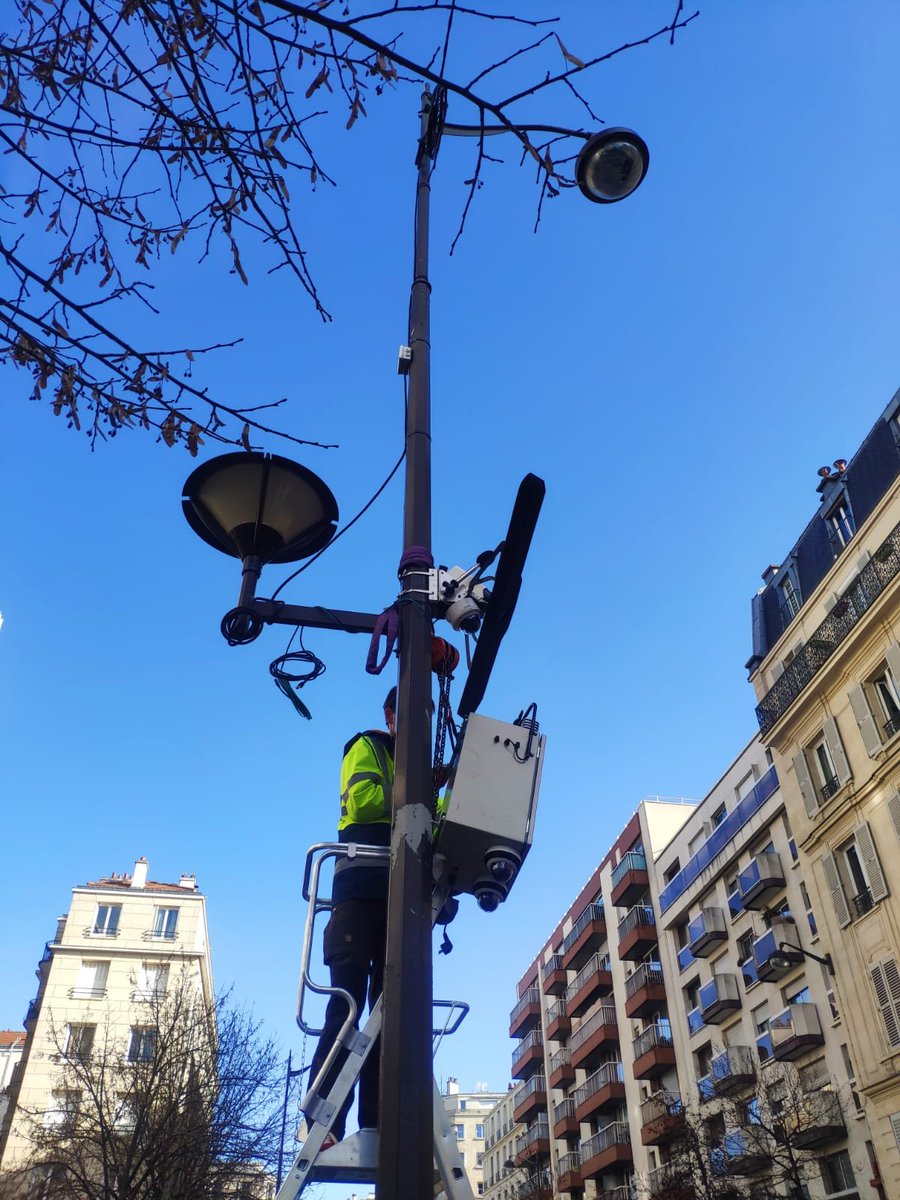 danlert's tweet photo. Le 2e radar sonore expérimenté à Paris a été installé rue Cardinet (17e) par @MicrodB_FR. Il permettra une verbalisation automatique des véhicules trop bruyants à partir de 2023.

@Paris poursuit son engagement contre la pollution sonore, pour la tranquilité des habitant·e·s. https://t.co/mrYBubtvtB