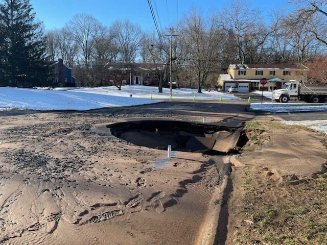 Ramapo_PD's tweet photo. Water main break the Village of Montebello, Sterling Forest La near East Mayer Dr. Suez Water on scene. Location expected to be closed until 2pm. @SUEZwaterNY @townoframapo @RamapoHighway https://t.co/STd3CAEOvJ