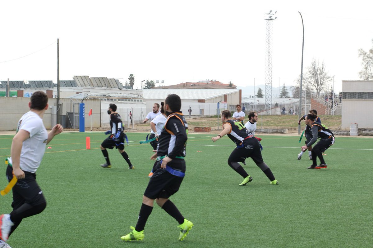 Vva_BlackStorks's tweet photo. 🤲 #Alonso7 obró 13 puntos para #Raptors🦅, #Ana44 realizó 2 TDs y 2 extras fueron de #JuanG3, con los pases de #VCalle47. #Baru99 tuvo 🙌 2 INTs.
👐 Los 19 puntos de #Saiyans🉐 fueron de #MiguelAngel24, uno de los TD por pick six. https://t.co/kAWXmOKZcB