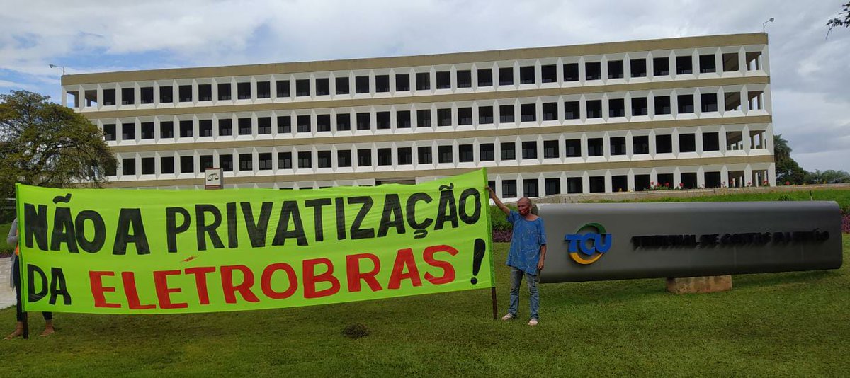 SalveAEnergia's tweet photo. O @TCUoficial terá que decidir de que lado está. Do lado dos que atropelam as leis e a ética pública para vender a Eletrobras a qualquer custo ou do lado daqueles que resistem a tentativa insana de privatizar a estatal no apagar das luzes de um governo. #TCUanuleFraudeEletrobras https://t.co/BUJH7aZdid