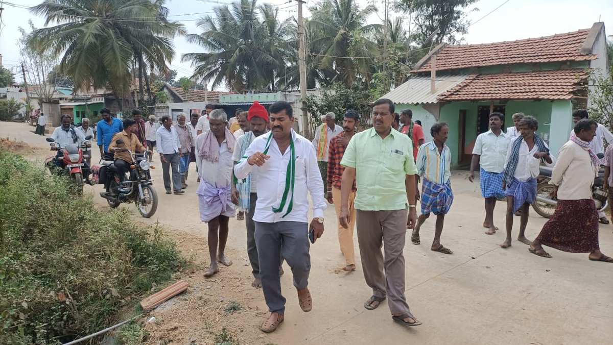 GubbijdsParva's tweet photo. ಗುಬ್ಬಿ ವಿಧಾನಸಭಾ ಕ್ಷೇತ್ರದ ಜೆಡಿಎಸ್ ಅಭ್ಯರ್ಥಿಯಾದ 
ಬಿ.ಎಸ್ ನಾಗರಾಜ್ ಅಣ್ಣನವರು ಹಾಗೂ ಮಾಜಿ ಜಿಲ್ಲಾ ಪಂಚಾಯತ್ ಸದಸ್ಯರಾದ ಶಿವಲಿಂಗಣ್ಣನವರು. ಮಾಜಿ ಎಪಿಎಂಸಿ ಅಧ್ಯಕ್ಷರಾದ ಕಳ್ಳಿಪಾಳ್ಯ ಲೋಕೇಶ್ ಅಣ್ಣನವರು ಹಾಗಲವಾಡಿ ಪಂಚಾಯಿತಿ ವ್ಯಾಪ್ತಿಯ ಹಳ್ಳಿಗಳಿಗೆ ತೆರಳಿ ಕಾರ್ಯಕರ್ತರುಗಳನ್ನು ಭೇಟಿ ಮಾಡಿದರು. https://t.co/mbpjrkYd0w