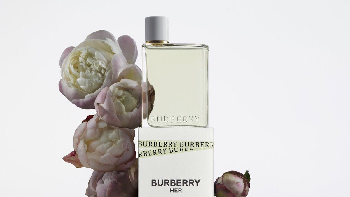 Perfumeshop8's tweet photo. 🚨NEW IN!!!🚨
#Burberry HER
With Top notes of Pear, Black Currant, Strawberry and Pink Pepper; Middle notes of Honeysuckle, Peony, Rose and Lily-of-the-Valley and base notes of Musk and Cedar making this a must wear all year round 🌸 @ThePerfumeShop #theperfumeshop ✨ https://t.co/4paGT1q3Fy