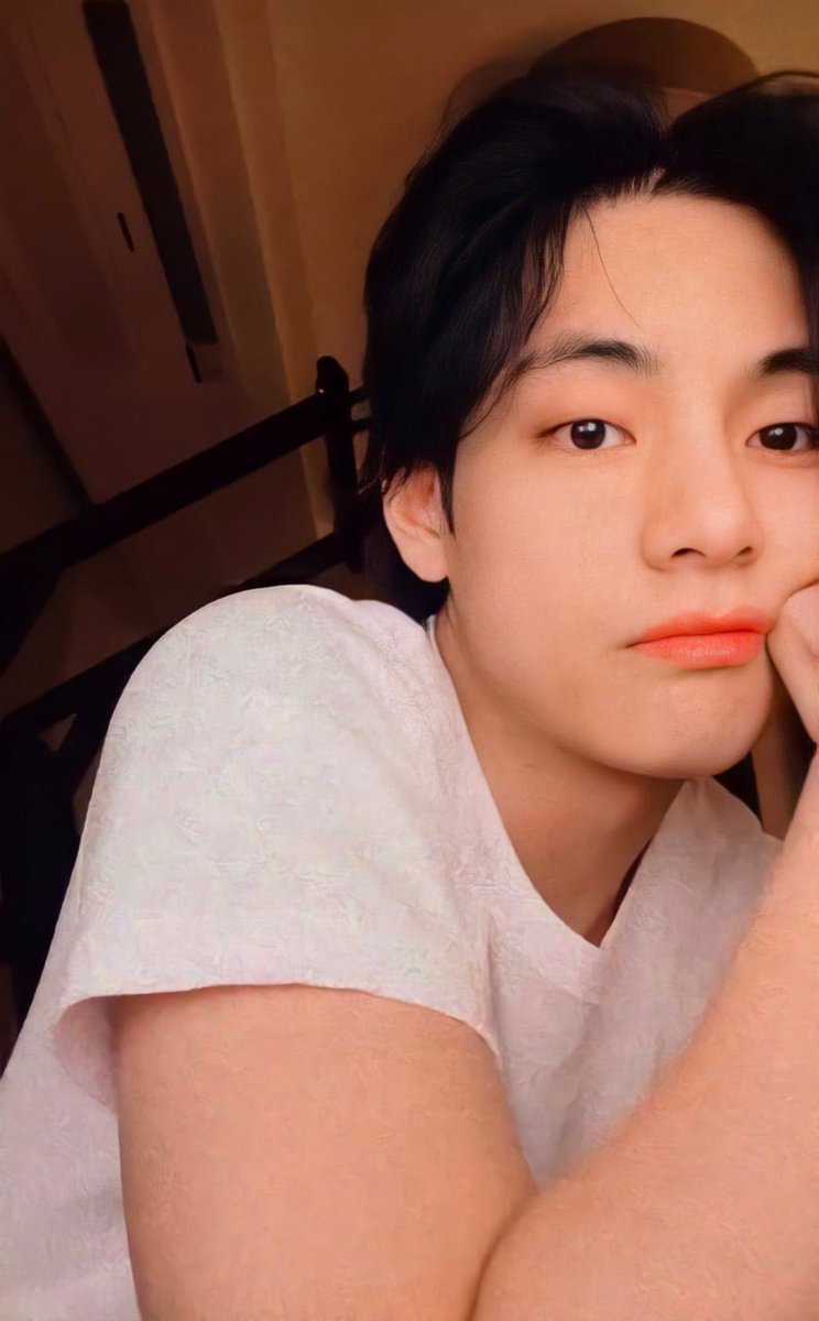 viaa235's tweet photo. yaampun babybear cepet sembuh ya🥺🤍❤️‍🩹 #GetWellSoonTaehyung https://t.co/hL4dKgg1GV