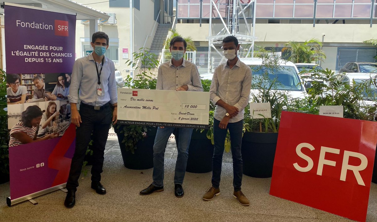 SFR_Reunion's tweet photo. Nous sommes fiers d'avoir remis un chèque de 10 000€ à l'#AssociationLesMillesPat👏
Ce don permettra à des enfants hospitalisés du service d'oncologie du CHU Félix Guyon de suivre via des cartables numériques leur classe à distance et lutter contre leur isolement #FondationSFR https://t.co/0mRtTPjMCF