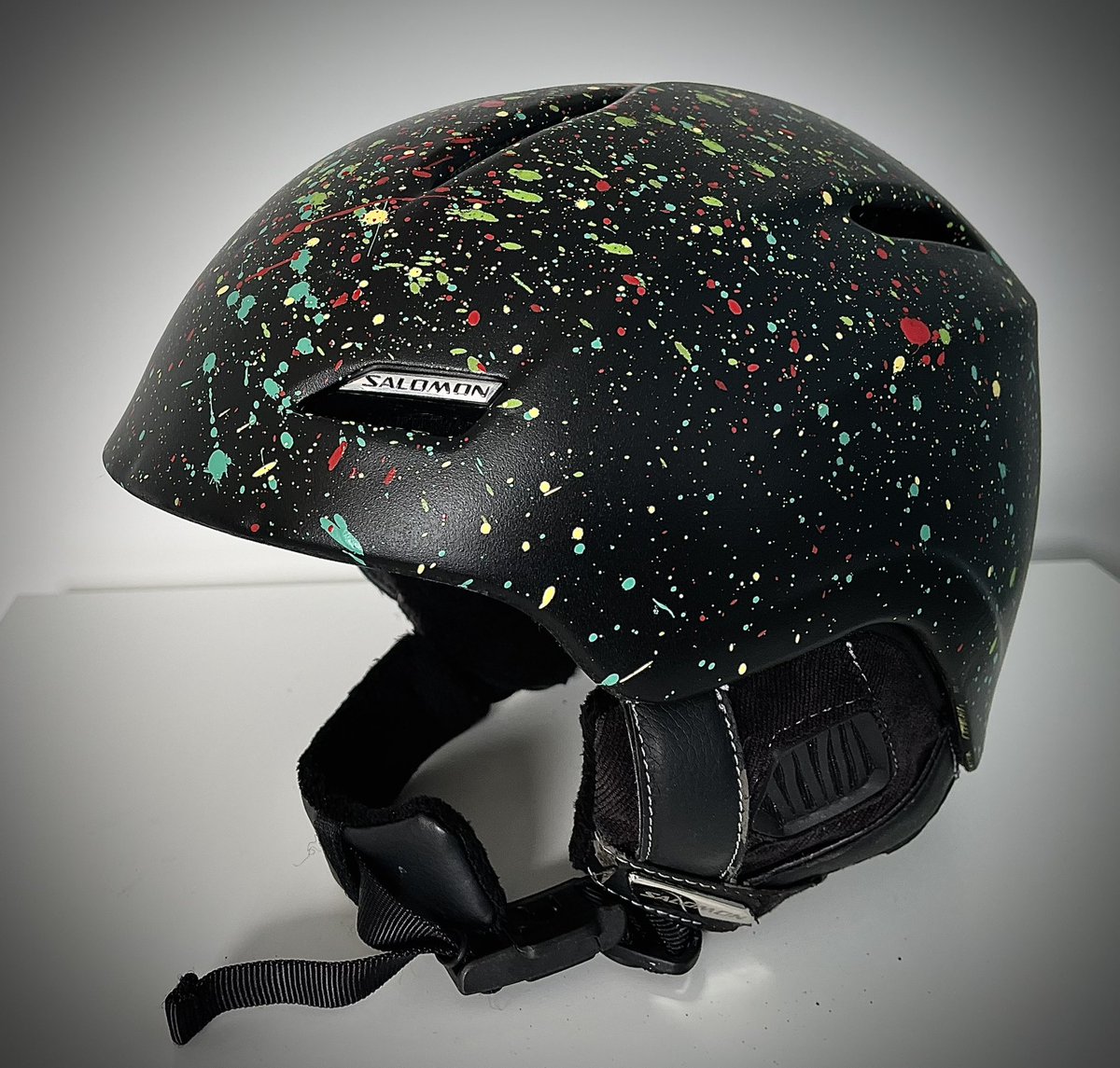 bpm_art's tweet photo. Projet hivernal (perso)
Peinture aérosol couché de finition mat

#bpm #ski #Helmet #casque #art 
@SalomonSports https://t.co/Qetj9Ol8pa
