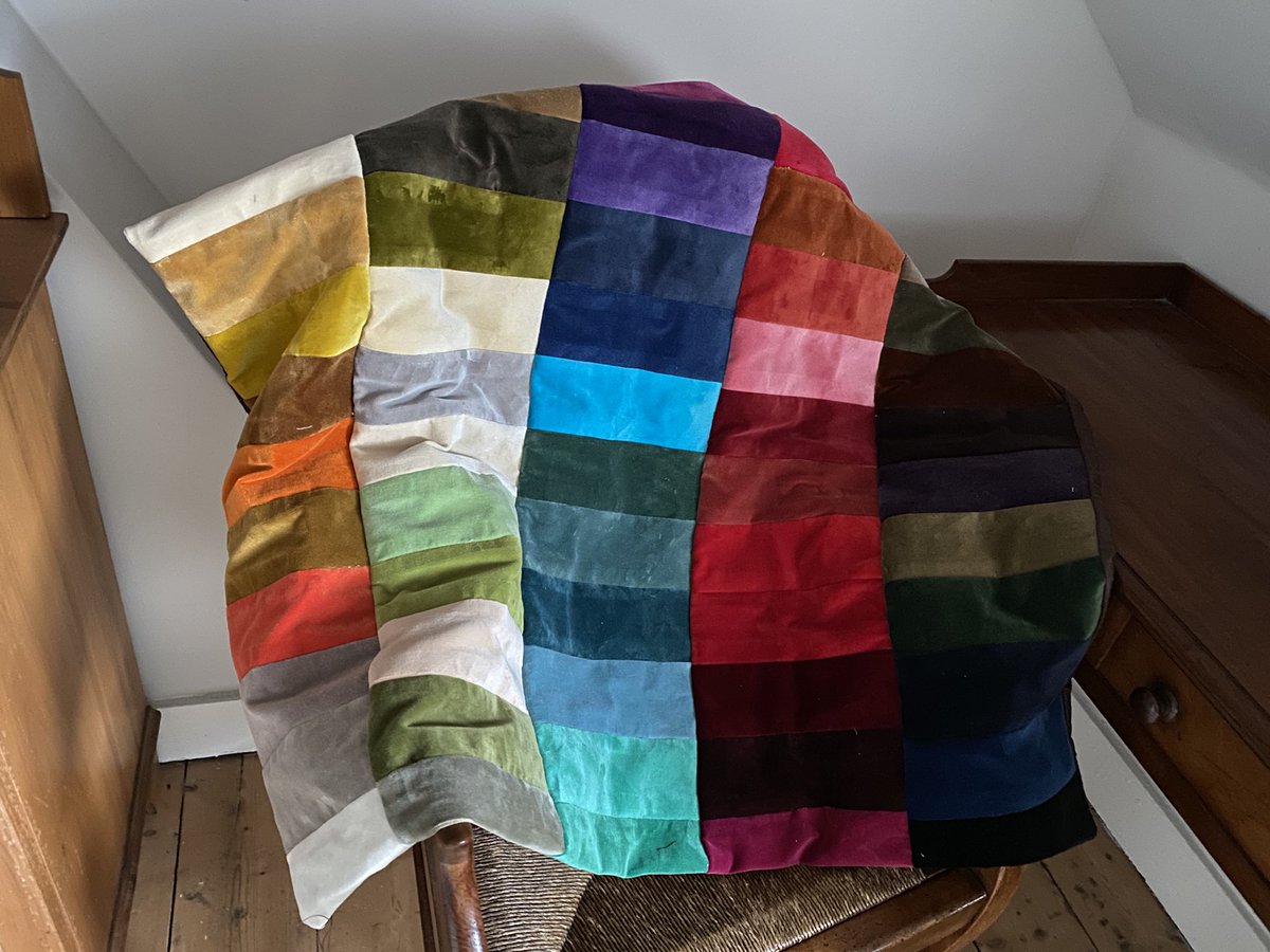 treasurebysusie's tweet photo. Gorgeous jewel colour small throw in velvet with a taffeta reverse. Freshly made today. #BizHour #queenof #bedthrow #etsy #giftforher #gifts https://t.co/3DoBGPF9VZ
