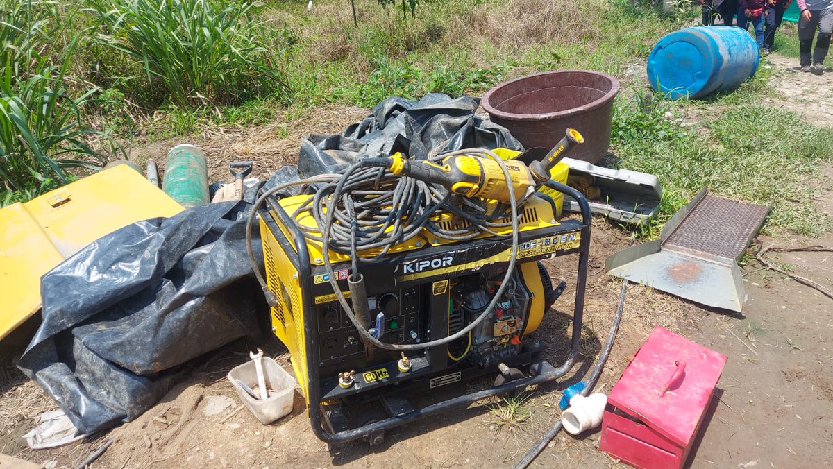 ARCOM_Ecu's tweet photo. Yutzupino #Napo: @ARC_EnergiaEc participó en el allanamiento a 3 viviendas, junto a @FFAAECUADOR
@PoliciaEcuador @SENAE_Aduana (#UNIDCAN #Criminalística #UMO  #GIR #DGI). Se decomisó balanzas, bateas, zarandas, generadores eléctricos, bombas de agua, alfombras de minería y 1 arma https://t.co/2WAEYADzfe