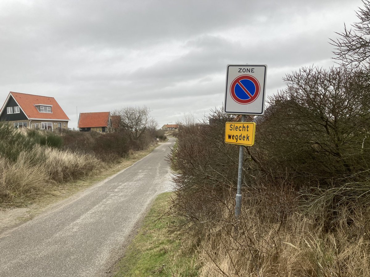 #Terschelling De WOZ bedragen in het zomerhuisgebied zijn sky high geworden, door het opkopen door Yuppen van de huizen, platgooien, kelder graven en kasteel erop.
Gemeente kan met de extra inkomsten de wegen wel herstellen zou je denken