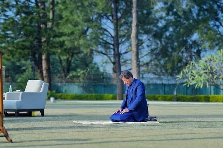 اللہ نے انسان کے ہاتھ میں کوشش رکھی ہے
کامیابی میرا رب دیتا ہے ، خلوص نیت سے مانگتے رہیں
ایک نہ ایک دن وہ بے حساب نوازے گا