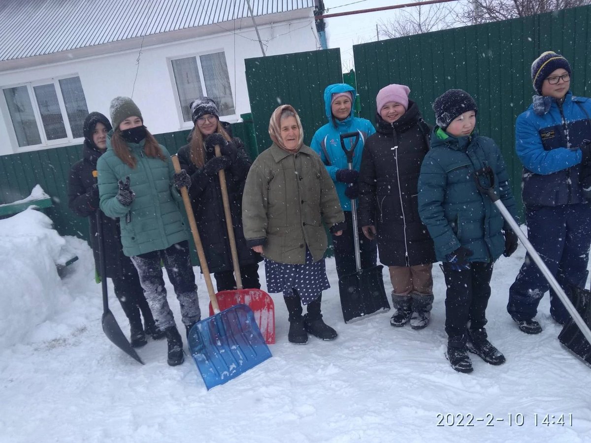 Снежный десант. 🌨️🌨️🌨️
Обильные снегопады стали нелегким испытанием для жителей нашего поселка.
Уч-ся 7 кл.с кл.рук.Спиридоновой Т. И.,вооружившись лопатами,дружно убрали скопившийся во дворах снег пенсионеров.Спасибо,ребята,за внимание и заботу к старшему поколению.🤗 <a href="/pu_monso/">Поволжское управление МОиН СО</a>