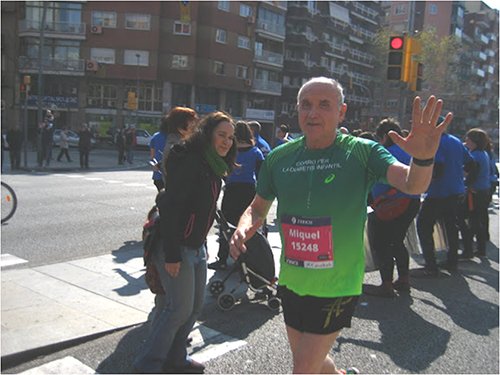 _r4fun_'s tweet photo. "Corro (troto a paso de caracol) una hora cinco veces a la semana. Para alejar los estragos de la vejez. Para sentirme bien física y anímicamente. Para mantener el optimismo. No quiero hacerme viejo. De hecho, me siento joven".

@Pucurull (82 años) 👏 https://t.co/ehmYBSeXFZ