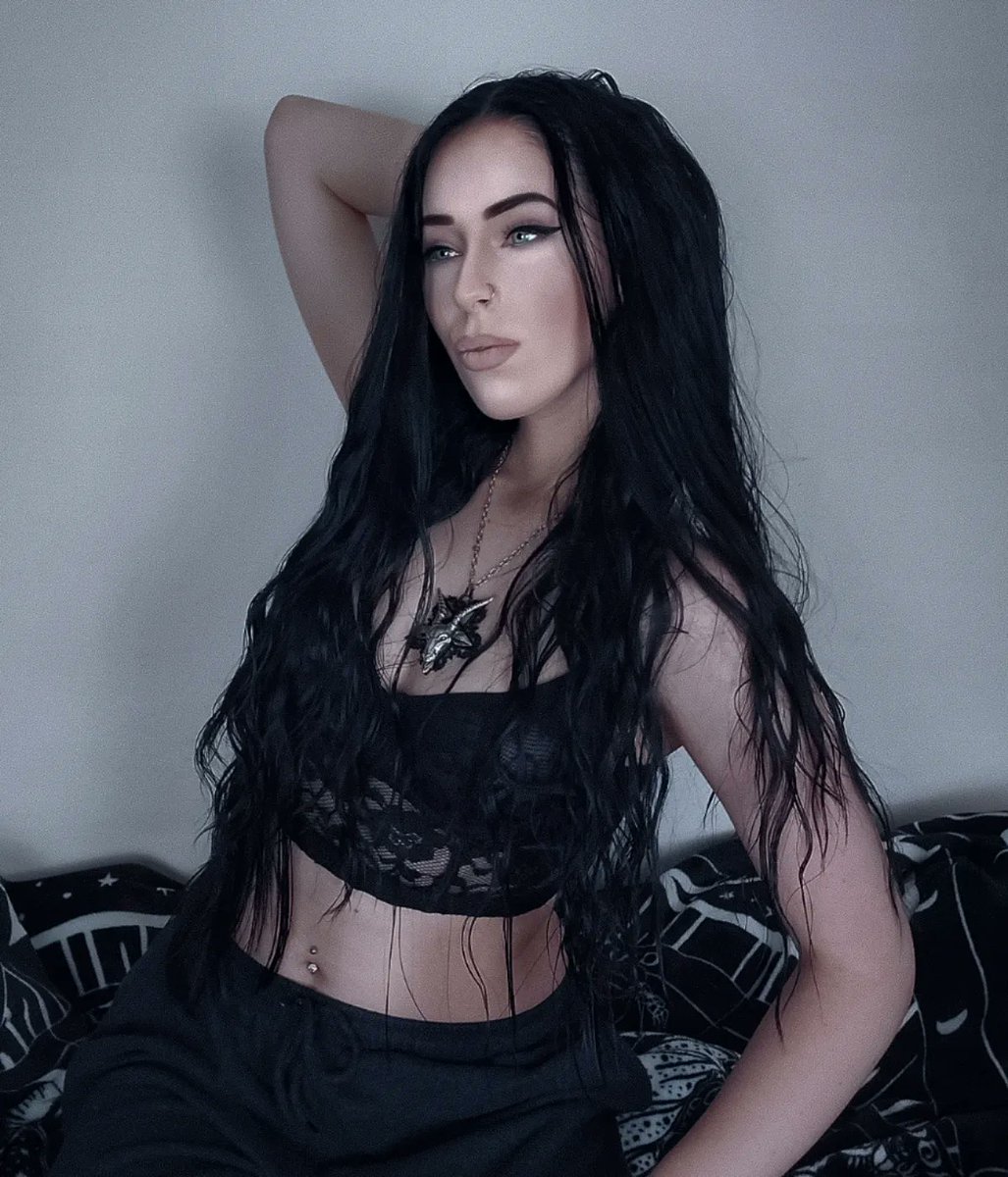 OronisW's tweet photo. #goth #gothgirl #metalgirl #metalchick #metalhead https://t.co/ucdtjQBKpP