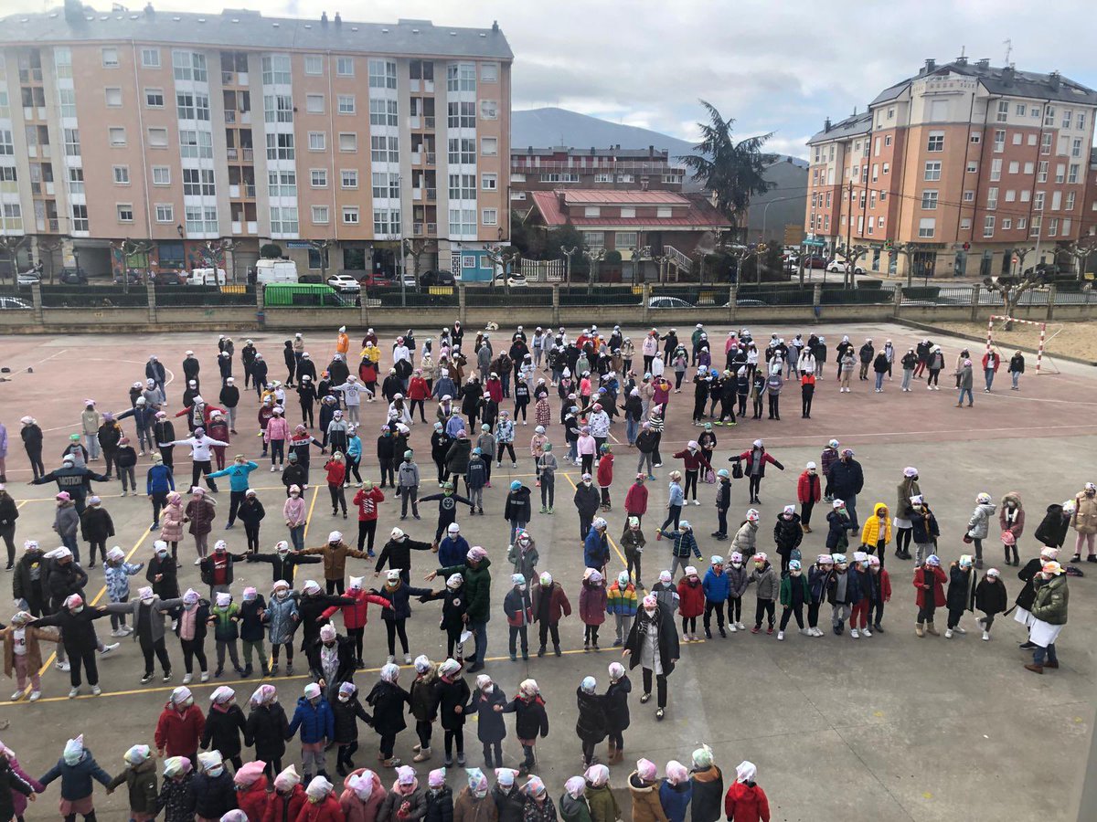 ccvirgenpenabem's tweet photo. Hoy, 15F, Día del Cáncer Infantil, dentro del proyecto de aprendizaje y servicio en colaboración con #fundacionAladina, todo el @ccvirgenpenabem @FundEducere se ha sumado a la iniciativa #pañuelochallengealadina, para enviarles todo  nuestro apoyo, ánimo y cariño.🧞‍♂️🧞‍♀️ https://t.co/6j3XWxXXKu