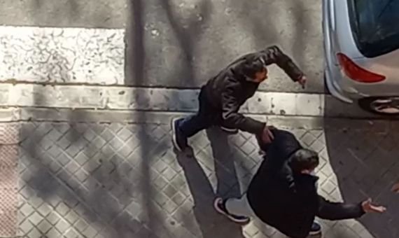 🚨 Un okupa causa el pánico en #Badalona por intimidar al vecindario

El mismo hombre amenazó hace unas semanas a los vecinos del barrio de Sistrells con un cuchillo