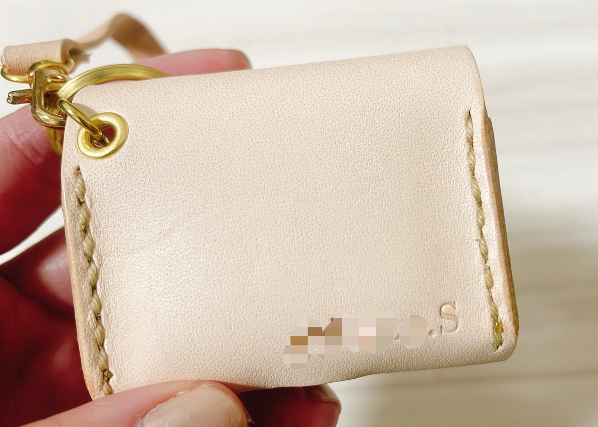 カルムレザー<a href="/calmeleather/">カルムレザー</a>さんのAirpods第3世代のケースが届きました！
柔らかい本革が肌馴染み良く、しっかり本体をホールドしてくれていて、いい感じ。名入れもしてもらいました☺️