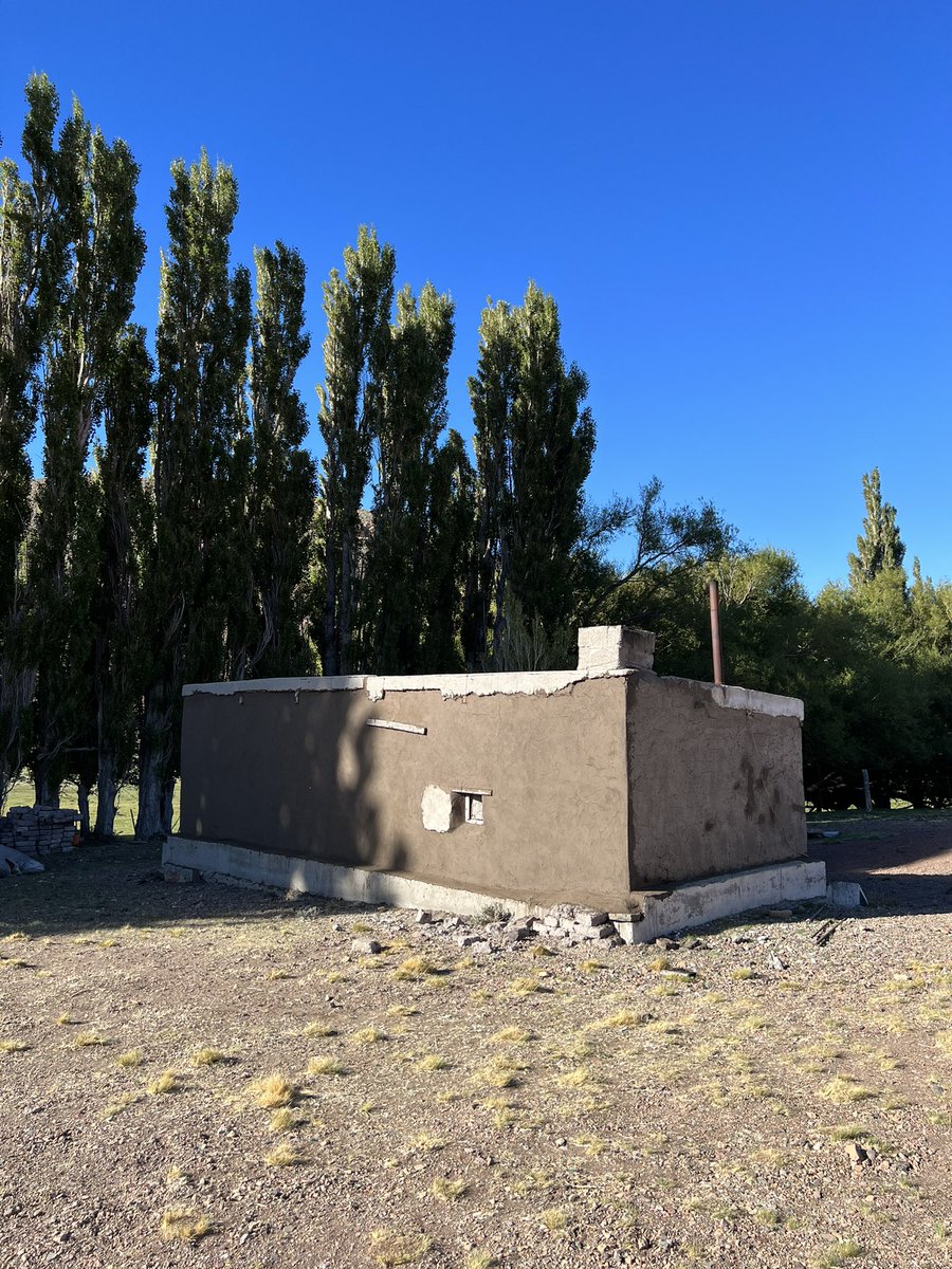cfschaer's tweet photo. acabamos de restaurar en la veranada un puesto de adobe que tiene más de 80 años, revitalizando y preservando técnicas de la construcción autóctona con un albañil local y material 💯 % biodegradable -
#CasadeAdobe #merino #sustentabilidad #economiacircular
#lana #wool #Patagonia https://t.co/48L1LAKfUa