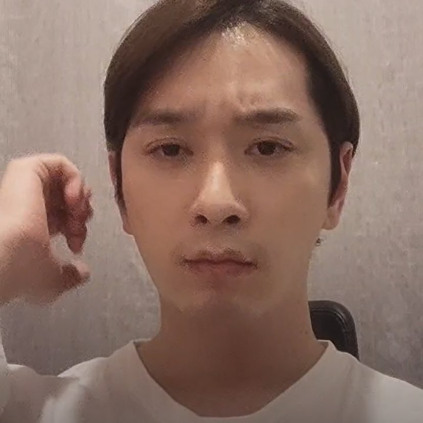 nerdography's tweet photo. ขำตอนลองเอาผมทัดหูสองข้าง แล้วดูทำหน้า 55555555555555 🤣 ยังน่ารักจ้า ทรงไหนก็น่ารักค้าบ 🤏🏽😘 https://t.co/9z0zIXdpil