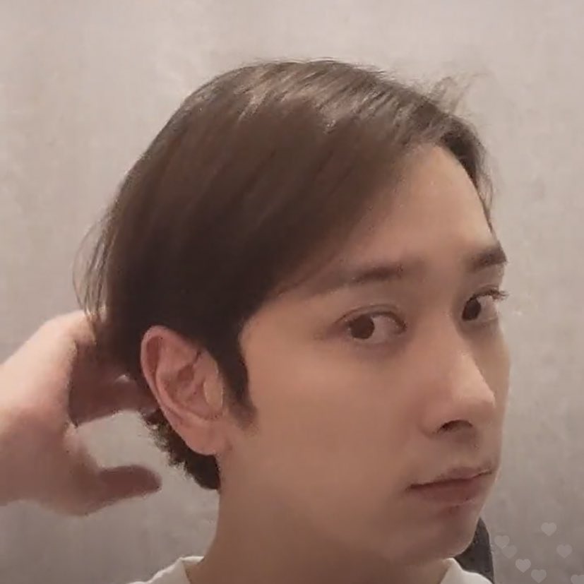 nerdography's tweet photo. ขำตอนลองเอาผมทัดหูสองข้าง แล้วดูทำหน้า 55555555555555 🤣 ยังน่ารักจ้า ทรงไหนก็น่ารักค้าบ 🤏🏽😘 https://t.co/9z0zIXdpil
