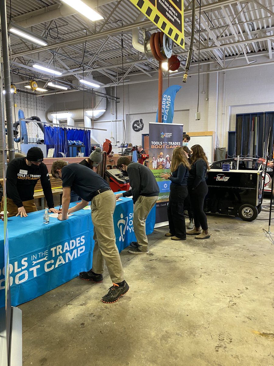 katvoneuw's tweet photo. So excited @StMikesCSS  @HPCDSB for our FREE automotive ‘Bootcamp’ event today from @supportONyouth that helps students bridge the gap between the skills they have and what employers are seeking. PLUS free tools to boot!  #SHSM #OYAP @diggerflan 🔧🧰 https://t.co/6dFuO9k1rY