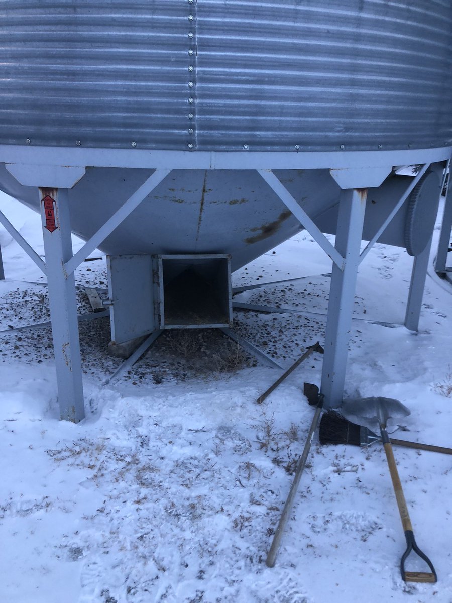 Beets73's tweet photo. In the mid 90s this style of hopper bin seemed like a good idea. It only took using them once to realize nope. https://t.co/uSeKHmX2Fd