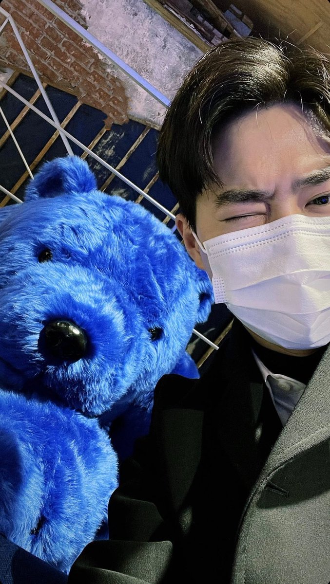 aeribase's tweet photo. ⭐ Eri, sadar gak ada yang iconic? Suho pake biru mulu pas update, kira kira bakal hint untuk KJM 2 gak ya. Kek kai aja gitu, nama albumnya Blue wkwk  https://t.co/ygifV9Nt61