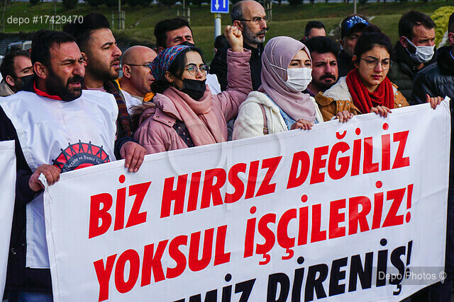 Depophotos's tweet photo. "Biz hırsız değil, yoksul işçileriz"...
Ücretlerine yapılan yüzde 8’lik zammı kabul etmeyerek eylem yapan ve işlerine son verilen Esenyurt Migros depo işçileri, Anadolu Grubunun İstanbul Ümraniye'de bulunan binasının önünde basın açıklaması yaptı. 
(Şafak Hacaloğlu - Depo Photos) https://t.co/MtJJPcqdpU