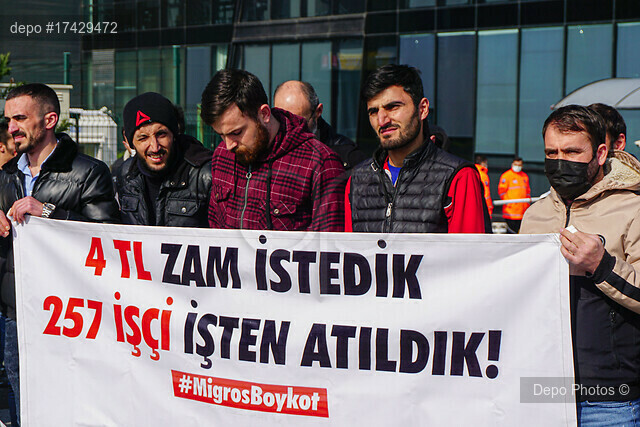 Depophotos's tweet photo. "Biz hırsız değil, yoksul işçileriz"...
Ücretlerine yapılan yüzde 8’lik zammı kabul etmeyerek eylem yapan ve işlerine son verilen Esenyurt Migros depo işçileri, Anadolu Grubunun İstanbul Ümraniye'de bulunan binasının önünde basın açıklaması yaptı. 
(Şafak Hacaloğlu - Depo Photos) https://t.co/MtJJPcqdpU