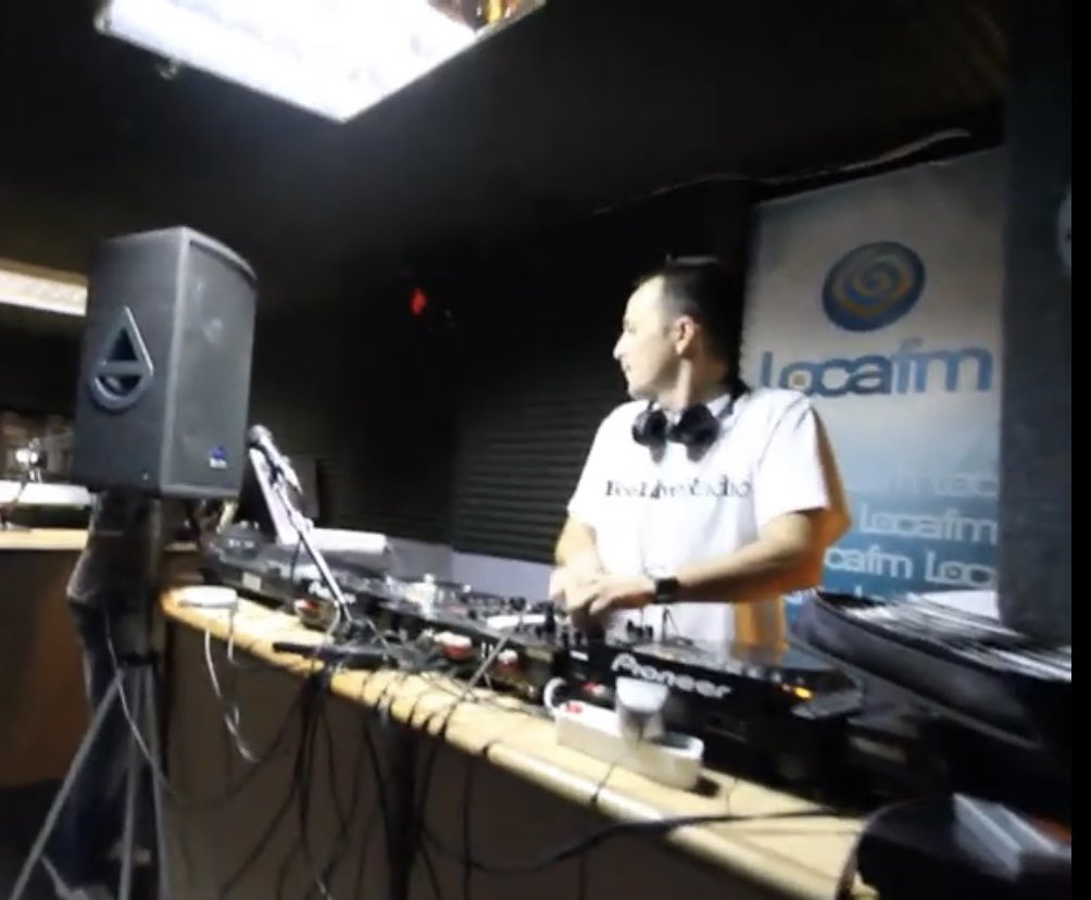djbeeofficial's tweet photo. Esos tiempos donde los mediodías eran nuestros y sólo nuestros …. Good times #classic #studio #radio @beeliveworld en @locafm allí por el año 2010 #housemusic #locafm https://t.co/6BZur7E5HA