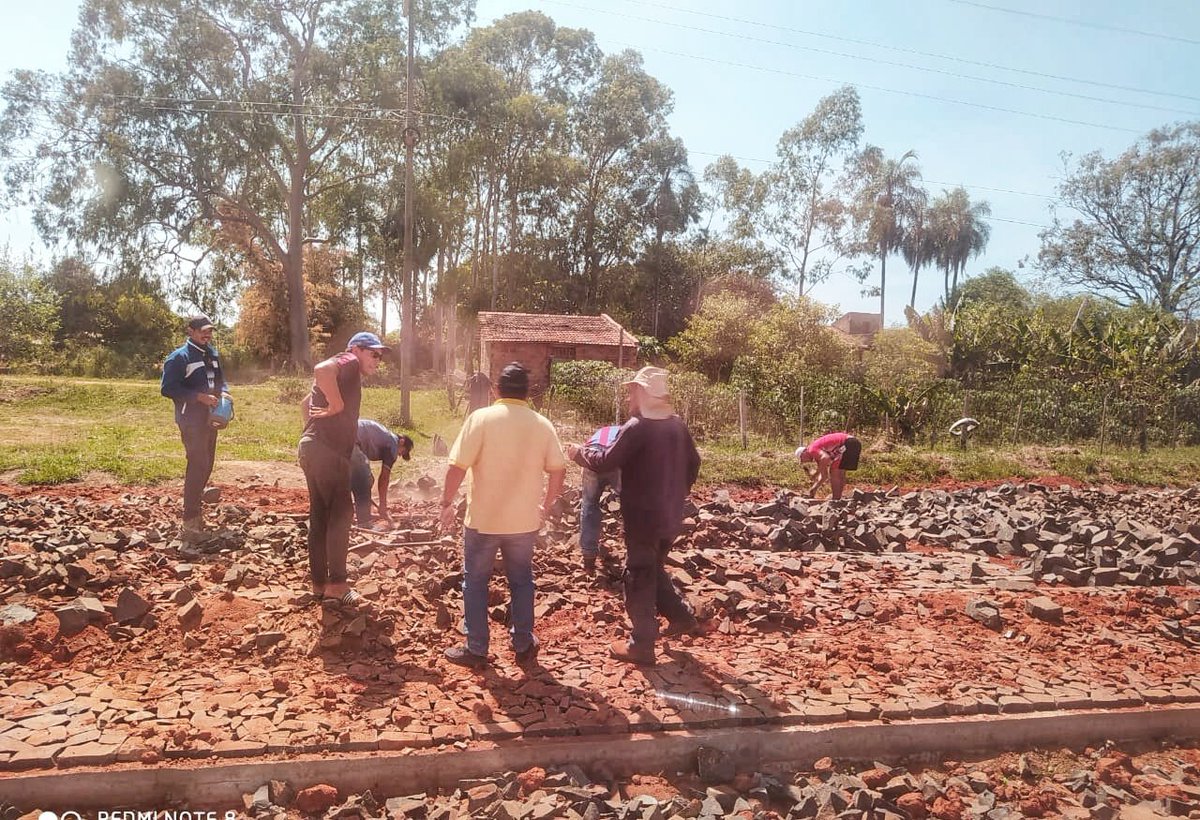 Christianbrunag's tweet photo. Nos satisface y alegra comprobar en nuestro recorrido de verificación,  que vecinos de varios barrios bogadenses están llevando el sustento diario a sus hogares gracias a estar trabajando en las obras viales encaradas por la Gobernación de Itapúa. https://t.co/9EMlGpJIQ9