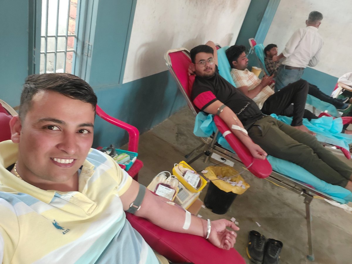 IncredibleStori's tweet photo. ये है भारत की माँ बेटे की #Incredible_जोड़ी 
The son @DelhiCopRavindr has donated blood for 75th time and his mother #SunehariDevi, aged 60 years has donated blood for the first time breaking all the barriers from rural area of India. #Bhiwani_की_कहानी 
#IncredibleStory @CPDelhi https://t.co/Hb7xhYMIge