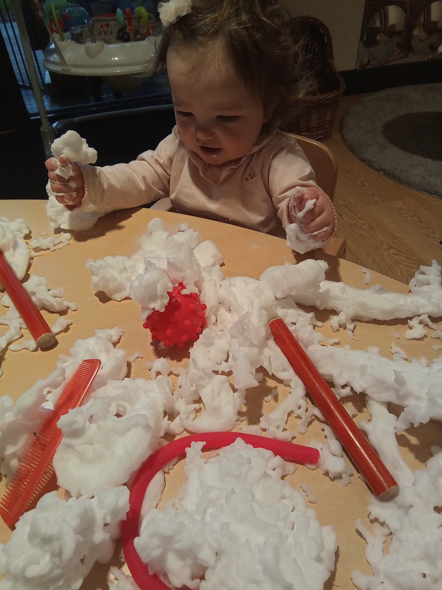 AshbridgeMaxy's tweet image. Bluebells enjoyed exploring in the foam using their hands and fingers to touch, feel and splat. They also liked to explore the different textured red items and materials creating their own effects. #Valentinesweek #redtheme #sensoryplay #happybabies