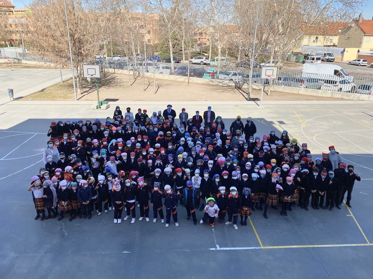 AlboradaColegio's tweet photo. 🟠 Hoy celebramos el #DíaMundialDelCáncerInfantil y todos hemos querido participar uniéndonos al #PañueloChallenge trayendo un pañuelo al colegio ¡Para que los niños con cáncer nunca pierdan la sonrisa 😀!!
#FamiliaAlborada #ValoresAlborada https://t.co/mKEeazQaI1